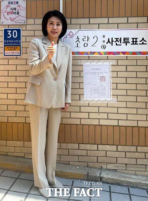 이재명 더불어민주당 대선 후보의 아내 김혜경 씨가 29일 오전 부산 동구 초량2동 사전투표소에 마련된 제21대 대통령선거 사전투표소에서 투표를 마친 뒤 기념사진을 찍고 있다. /더불어민주당 중앙선거대책위원회