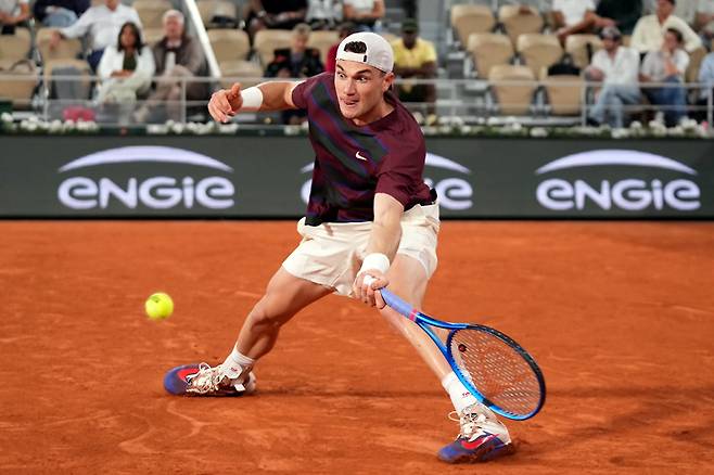 잭 드레이퍼가 29일 2025 롤랑가로스 남자단식 2라운드에서 가엘 몽피스와 격돌하고 있다. 사진/롤랑가로스