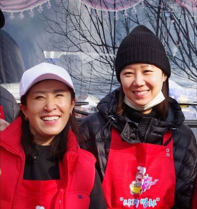 사랑밥차, 김옥란 공효진 모녀. 해지면 열리는 미술관 제공