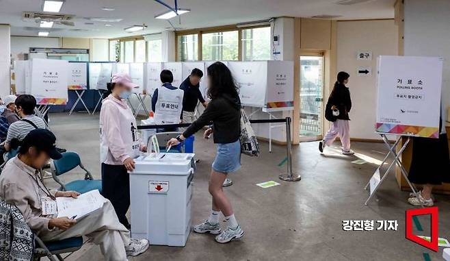 제21대 대통령선거 사전투표 마지막 날인 30일 연세대학교와 이화여자대학교 인근에 설치된 서울 서대문구 신촌동 사전투표소를 찾은 유권자들이 투표를 하고 있다. 신촌동 사전투표소는 전날 관외 사전투표자가 본인 확인을 마치고 투표용지를 수령한 뒤 기표 대기 줄이 투표소 밖까지 이어지는 사례가 발생했다. 2025.5.30. 강진형 기자