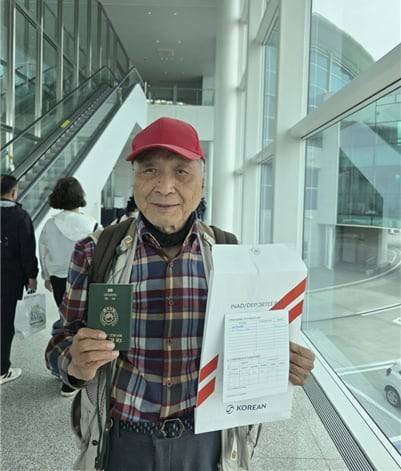 서길수 전 서경대 교수가 지난 6일 중국 선양(瀋陽) 공항에서 중국 입국이 불허된 뒤 인천공항으로 돌아와 대한항공 직원에게서 받은 '입국 불허' 서류를 들어보이고 있다. /서길수 교수 제공