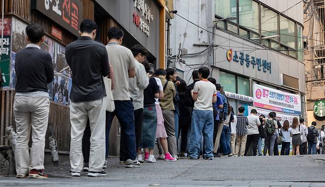 21대 대통령선거 사전투표 이틀째인 30일 오전 서울 중구 소공동 주민센터에 마련된 사전투표소가 회사 출근길에 투표하려는 시민들로 붐비고 있다./연합뉴스