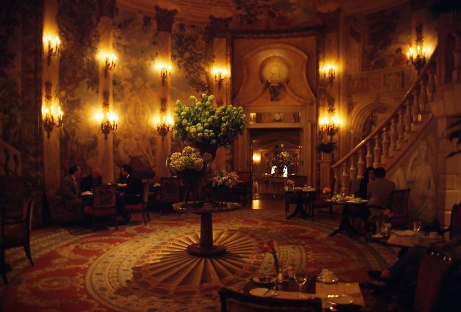 뉴욕 피에르(Pierre) 호텔 내부의 레스토랑. 호텔 노조의 개입으로 더 이상 과거와 같은 품질의 음식과 서비스를 운영하지 못하고 있다./박진배