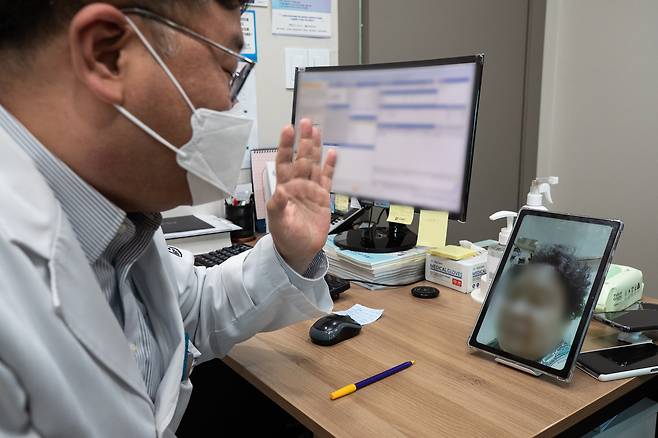 지난 2023년 서울 도봉구 한 의원에서 비대면 진료 실행과정을 시연하고 있다. /뉴스1