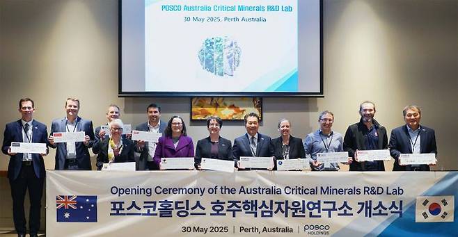 포스코홀딩스가 30일 서호주 퍼스에서 호주핵심자원연구소 개소식을 개최했다. 왼쪽부터 브라이언 맥도날드 핸콕 Technical Marketing 담당임원, 윌 밀스티드 리오틴토 CFO, 존 스태닝 PLS 개발총괄, 조 엘핑 황 커틴대 교수, 벤 엘리스 BHP 지속가능성 담당임원, 미리암 스탠보로우 MRIWA 이사회 의장, 페이 두다 주호주 명예영사, 장인화 포스코그룹 회장, 루이스 피셔 CSIRO 광물자원부문 디렉터, 마르코 피오렌티니 서호주대 교수, 알렉스 니콜로스키 머독대 교수, 포스코홀딩스 김기수 미래기술연구원장.ⓒ포스코홀딩스