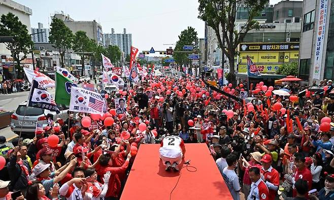 김문수 국민의힘 대선 후보가 30일 오후 경기 여주시 여주시청 앞에서 열린 유세에서 시민들에게 큰절하고 있다. ⓒ데일리안 방규현 기자