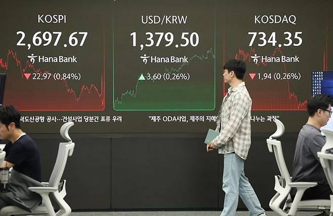 30일 서울 중구 하나은행 딜링룸 전광판에 코스피·코스닥지수, 원·달러 환율 종가가 표시돼 있다. ⓒ뉴시스