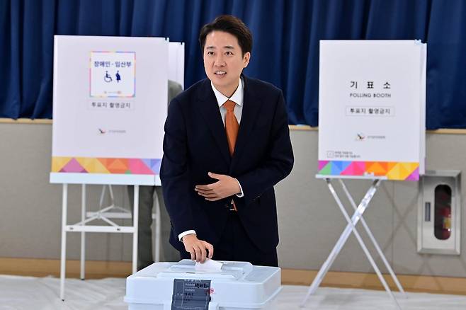 이준석 개혁신당 대선 후보가 29일 오전 경기 화성시 동탄9동 행정복지센터에 마련된 사전투표소에서 투표를 하고 있다. 사진공동취재