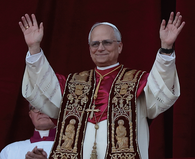 5월 8일 성베드로대성당의 중앙 발코니에 나타난 교황 레오 14세./ 셔터스톡