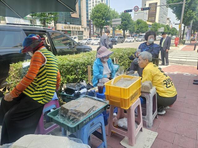 권영국 민주노동당 대통령 후보가 29일 오전 광주 동구의 길거리에서 상인들과 이야기를 나누고 있다. 류석우 기자