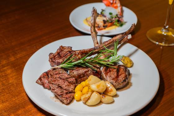 라세느(롯데호텔 서울)가 자랑하는 양갈비구이.