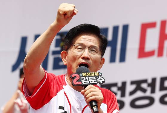 김문수 국민의힘 대통령 후보가 30일 오전 경기 이천산림조합 앞 중리사거리에서 유세를 하고 있다. 뉴스1