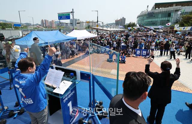 ▲ 이재명 더불어민주당 대선후보가 30일 강원도 춘천역광장에서 열린 유세에서 손을 들어 인사하고 있다. 방도겸 기자(공동취재)