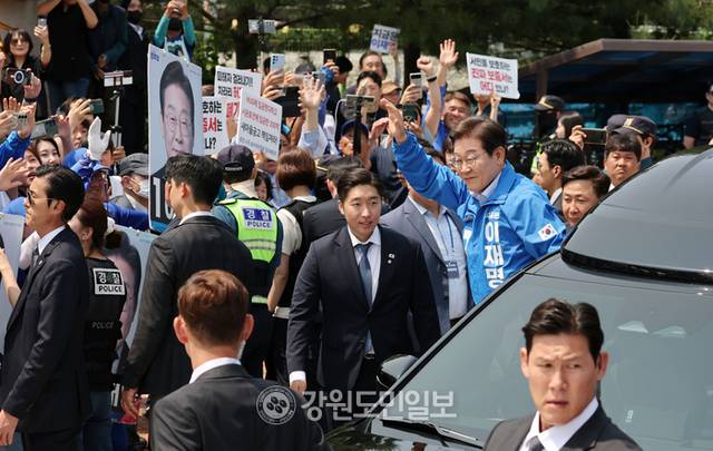 ▲ 이재명 더불어민주당 대선후보가 30일 강원도 춘천역광장에서 유세를 하기 위해 차에서 내리며 지지자들에게 손을 들어 인사하고 있다. 방도겸 기자 (공동취재)
