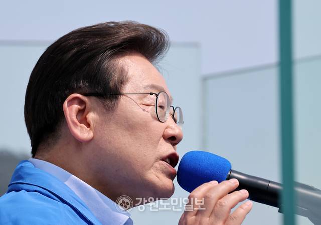 ▲ 이재명 더불어민주당 대선후보가 30일 강원도 춘천역광장에서 열린 유세에서 연설을 하고 있다. 방도겸 기자 (공동취재)