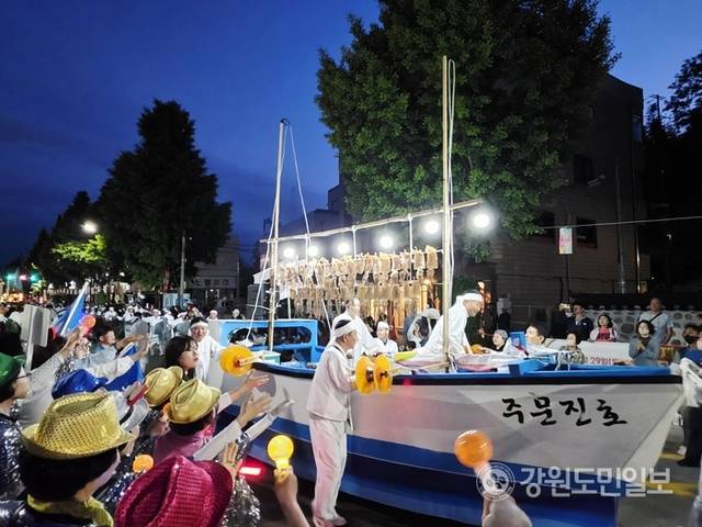 ▲ 강릉 단오제 신통대길 길놀이 참가팀들이 퍼포먼스를 펼치고 있다. 황선우 기자