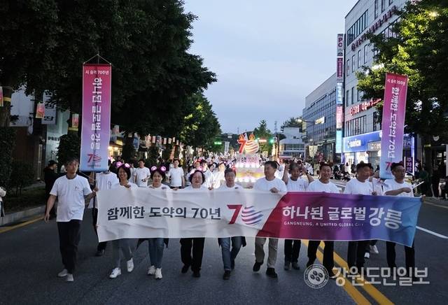 ▲ 강릉 단오제 신통대길 길놀이 참가팀들이 퍼포먼스를 펼치고 있다. 황선우 기자