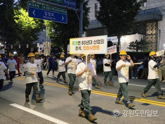 ▲ 강릉 단오제 신통대길 길놀이 참가팀들이 퍼포먼스를 펼치고 있다. 황선우 기자