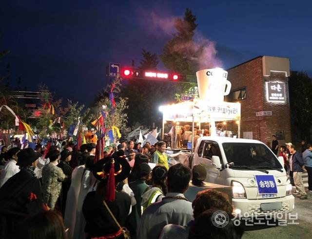 ▲ 강릉 단오제 신통대길 길놀이 참가팀들이 퍼포먼스를 펼치고 있다. 황선우 기자