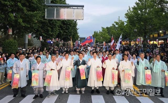 ▲ 강릉 단오제 신통대길 길놀이에 김진태 강원특별자치도지사와 권성동 국회의원, 김홍규 강릉시장, 최익순 강릉시의장, 이길우 강릉경찰서장, 권영만 강릉시체육회장 등을 비롯해 시도의원, 기관·단체장들이 대거 참석했다. 황선우 기자