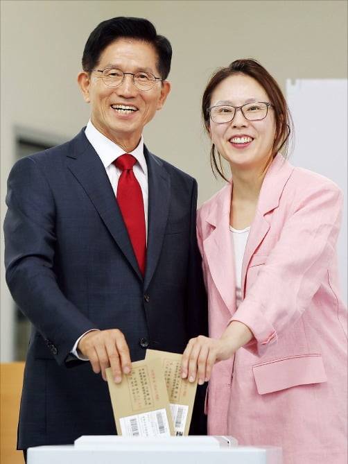 < 딸과 한표 > 김문수 국민의힘 대선 후보가 29일 인천 계양1동 주민센터에서 딸 김동주 씨와 투표하고 있다. /뉴스1