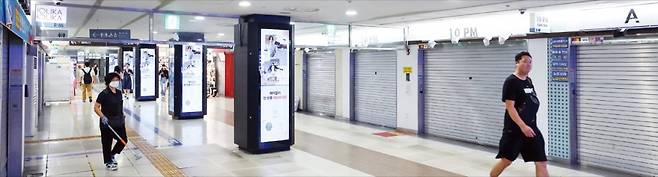 < 썰렁한 강남역 지하도상가 > 서울 시내 지하도상가가 비상계엄 이후 깊어진 불황 여파로 최악의 위기를 맞고 있다. 지난 26일 강남역 지하도상가는 상당수 점포가 문을 닫아 썰렁했다. /최혁 기자