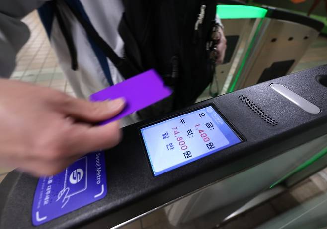 지하철을 이용하려는 시민이 개찰구에 교통카드를 찍고 있다. 사진은 기사 내용과 관련 없음. 연합뉴스