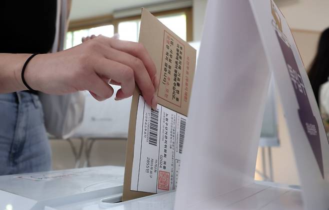 사전 투표 둘째 날인 30일 오전 서울 서대문구 구 신촌동 주민센터에 마련된 신촌동 사전투표소에서 유권자가 투표하고 있다. / 사진=뉴스1