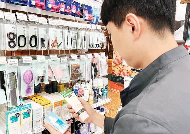 서울 시내 한 GS25 매장에서 한 남성이 매대에 진열된 스킨케어 제품을 살펴보고 있다. 2030 세대를 중심으로 남성들의 자기 관리 수요가 증가하면서, 접근성과 가성비를 앞세운 편의점이 새로운 뷰티 유통 채널로 주목받고 있다. GS25 제공