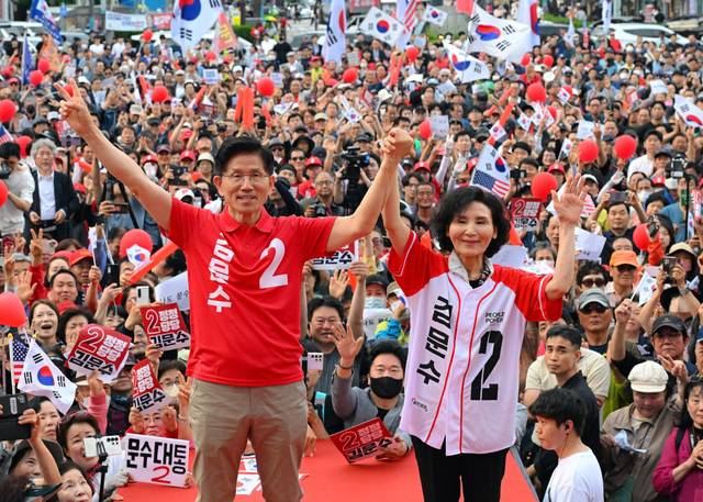 김문수 국민의힘 대선 후보가 지난 22일 경기도 부천시 부천역마루광장에서 열린 집중유세에서 배우자 설난영 여사와 함께 손을 들고 시민들에게 인사하고 있다. 부천=이한형 기자