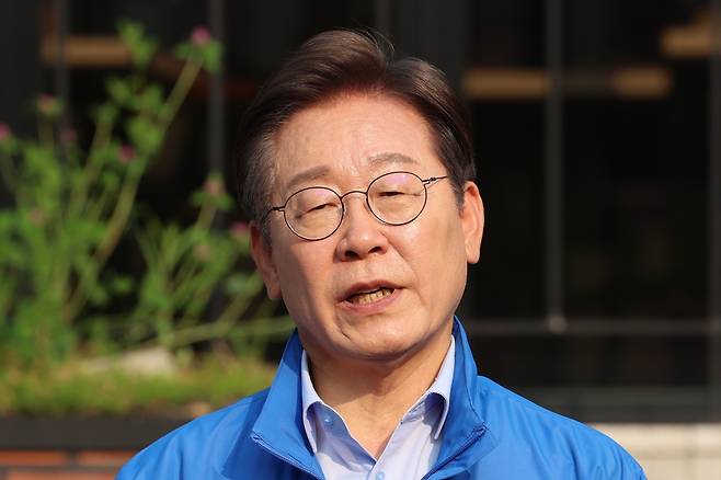 이재명 더불어민주당 대선 후보가 30일 강원도 원주시 반곡동 원주행복마당에서 유세를 마친 뒤 취재진의 질문에 답하고 있다. 연합뉴스