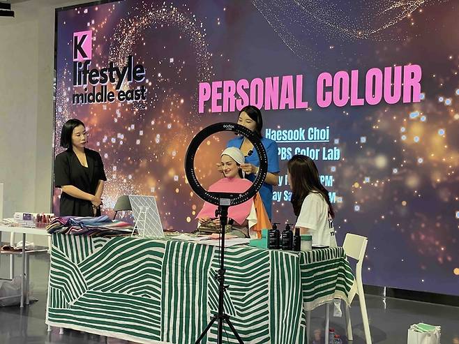 최근 중동에서 K-뷰티의 기세는 폭발적이다. 2024년 기준 한국 화장품의 중동 주요 5개국 수출액은 전년 대비 76% 늘어난 3억2000만 달러를 기록했다. 한 현지인 여성이 두바이 ‘K라이프스타일’ 행사에서 본인에게 맞는 퍼스널 컬러를 추천 받고 있다.