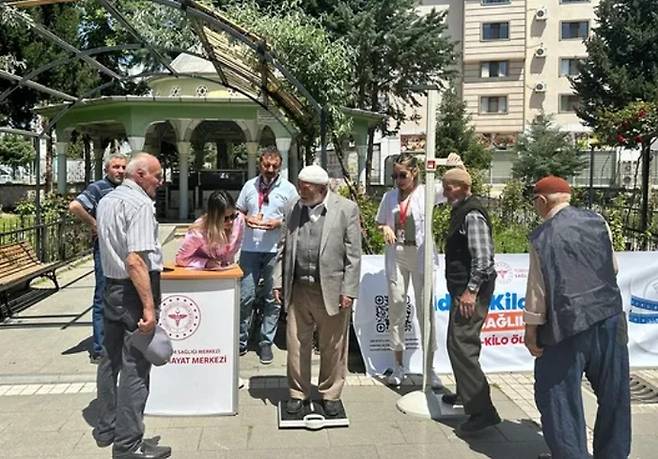 튀르키예 공공장소에서 비만도를 측정하는 모습. [튀르키예 지역 보건국 사회관계망서비스(SNS) 캡처[