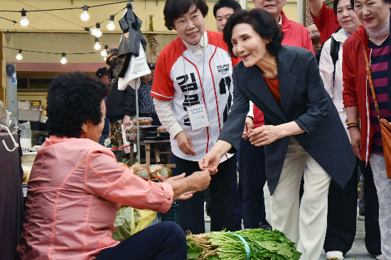 김문수 국민의힘 대통령 후보의 배우자 설난영 씨가 전남 순천시 풍덕동 아랫장을 찾아 시민과 인사하고 있다. (매경 DB)