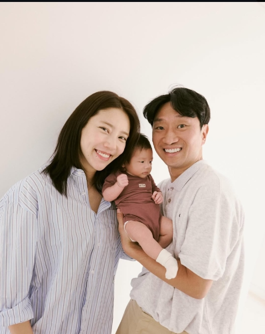 환하게 웃는 손담비, 해이를 소중히 안은 이규혁, 그리고 사랑스러운 표정의 해이 양까지 삼각 구도의 완벽한 ‘붕어빵 인증샷’이 담겨 있다.사진=손담비 SNS