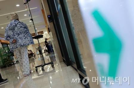 서울 시내 한 대학병원에서 환자가 발걸음을 옮기고 있다. 사진은 기사와 직접적인 관련이 없음. /사진=(서울=뉴스1) 김도우 기자