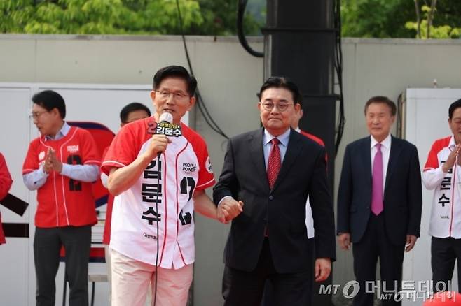 김문수 국민의힘 대선 후보가 30일 경기 가평 청평시계탑 광장에서 전병헌(오른쪽) 새미래민주당 대표와 함께 유세를 하고 있다./사진=뉴시스