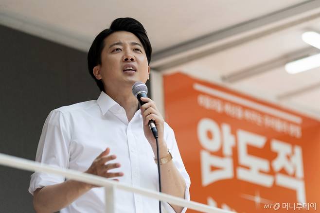 (서울=뉴스1) 이승배 기자 = 이준석 개혁신당 대통령 후보가 제21대 대통령선거 사전투표 둘째 날인 30일 오후 서울 마포구 경의선숲길에서 지지를 호소하고 있다. 2025.5.30/뉴스1 Copyright (C) 뉴스1. All rights reserved. 무단 전재 및 재배포, AI학습 이용 금지. /사진=(서울=뉴스1) 이승배 기자