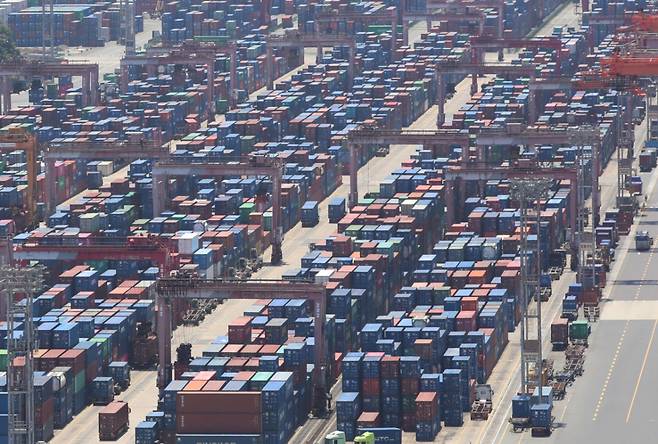 (부산=뉴스1) 윤일지 기자 = 30일 부산항 신선대부두 야적장에 컨테이너가 가득 쌓여 있다. 지난 4월 생산과 소비, 투자가 동시에 줄어드는 '트리플 감소'가 3개월 만에 나타났다. 미국 관세 부과 여파로 자동차 등 주력업종 생산이 줄어든 가운데 소비와 투자 등 내수 부진도 지속됐다. 통계청이 이날 발표한 '2025년 4월 산업활동동향'에 따르면 지난 4월 전(全)산업 생산지수(농림어업 제외)는 113.5(2020=100)로 전월 대비 0.8% 감소한 것으로 나타났다. 2025.5.30/뉴스1 Copyright (C) 뉴스1. All rights reserved. 무단 전재 및 재배포, AI학습 이용 금지. /사진=(부산=뉴스1) 윤일지 기자