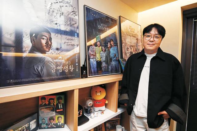 ‘언젠가는 슬기로울 전공의 생활’(‘슬전생’)의 크리에이터 신원호 PD가 지난 12일 자신의 작품 포스터가 장식된 서울 논현동 에그이즈커밍 사무실에서 인터뷰에 응하고 있다. 12부작을 화제 속에 마무리한 ‘슬전생’ 팀은 현재 인도네시아 발리에서 모처럼의 여유를 즐기고 있다. 박윤슬 기자