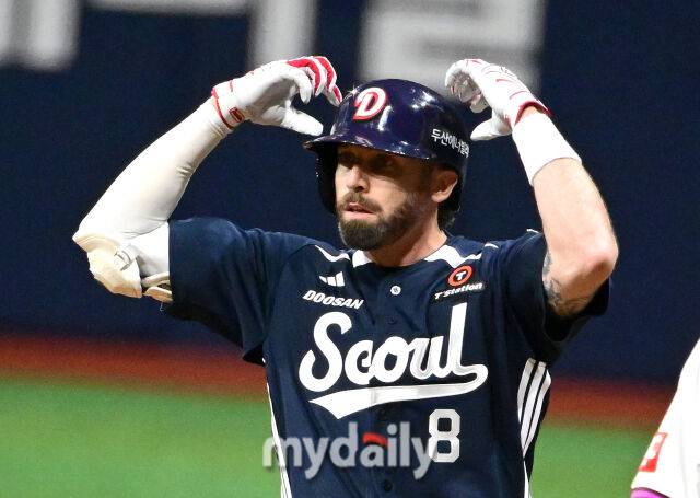 2025년 4월 22일 오후 서울 고척스카이돔에 진행된 '2025 신한 SOL뱅크 KBO 리그' 두산 베어스와 키움 히어로즈의 경기. 두산 케이브가 1회초 1사 후 안타를 친 뒤 기뻐하고 있다./마이데일리