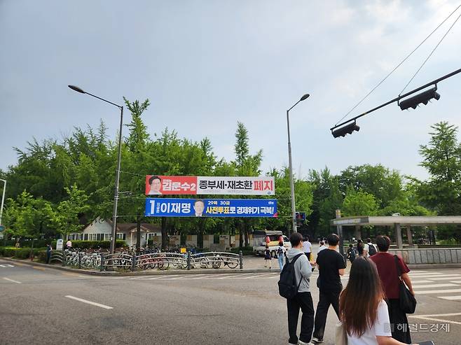 지난 29일 서울시 송파구 종합운동장 인근 사거리에 이재명·김문수 후보의 선거 현수막이 걸려있다. 이영기 기자.