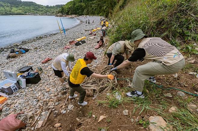 지난 17일 여수 손죽도에서 해양 쓰레기를 수거 중인 '가플지우' 참가자들. 유익컴퍼니 제공