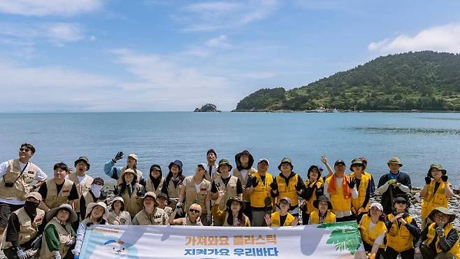 지난 17일, 여수 손죽도에서 쓰레기 수거 활동을 마친 가플지우 참가자들. 유익컴퍼니 제공