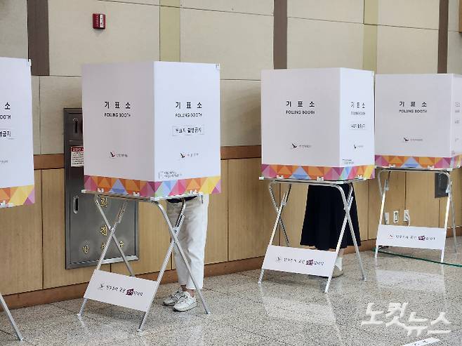 제21대 대통령선거 사전투표 둘째날인 30일 오전 부산 남구청 사전투표소에서 시민들이 투표하고 있다. 정혜린 기자