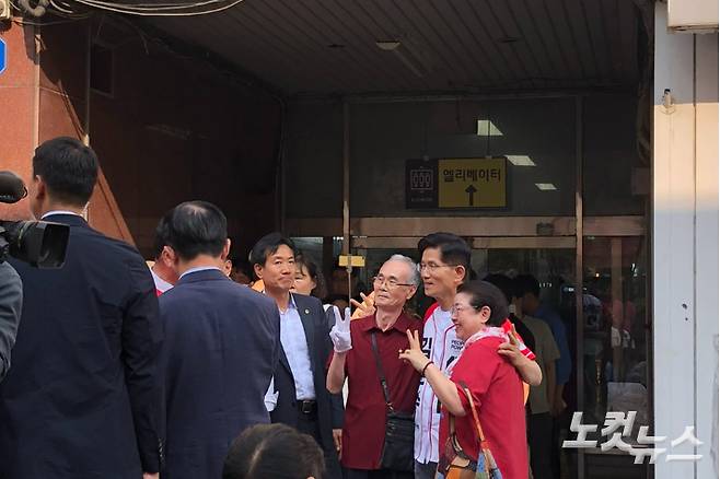 30일 충북 제천 중앙시장 거리에서 지지자들과 기념 촬영을 하고 있는 김문수 국민의힘 대선 후보. 제천=이은지 기자