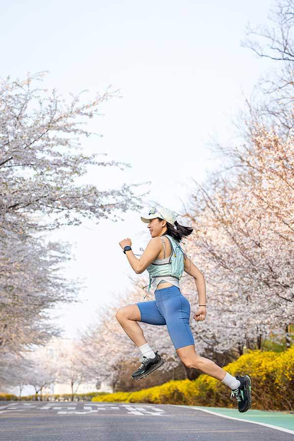 "한 번 뛰어 달라"는 사진기자의 주문에 이씨가 놀라운 탄력으로 껑충 솟아오른다.