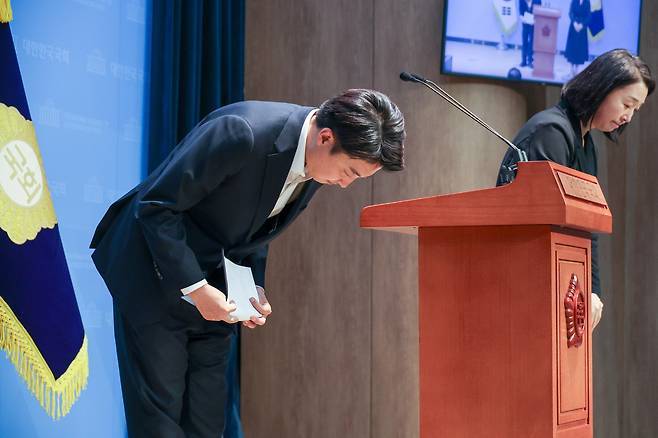 이준석 개혁신당 대통령 후보가 30일 오후 서울 여의도 국회 소통관에서 민주당, 조국혁신당, 진보당, 기본소득당, 사회민주당 의원들이 자신을 국회에서 제명시키는 징계안을 제출한 것과 관련 긴급 기자회견을 마친 뒤 인사하고 있다. 뉴스1