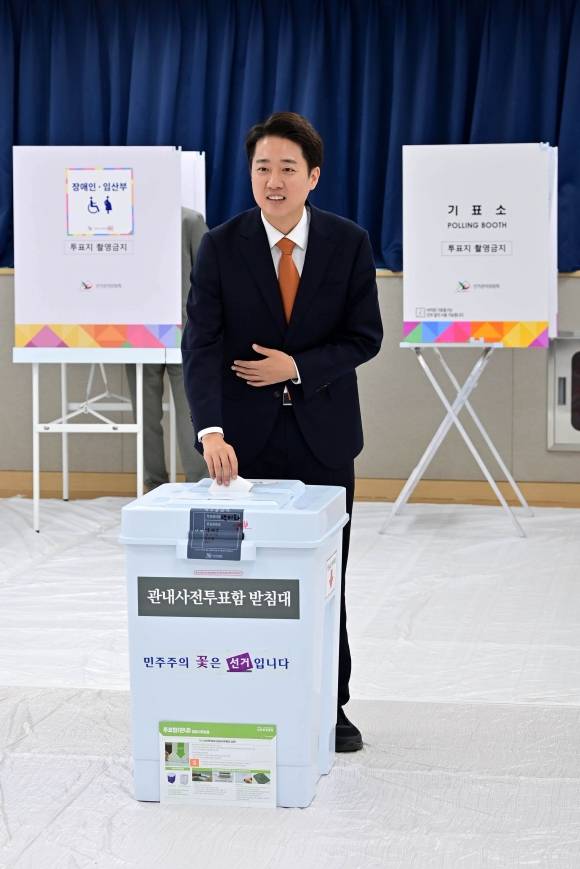 동탄서 사전투표 - 이준석 개혁신당 대선 후보가 29일 자신의 지역구인 경기 화성시 동탄9동 행정복지센터에 마련된 사전투표소에서 투표를 하고 있다. 연합뉴스