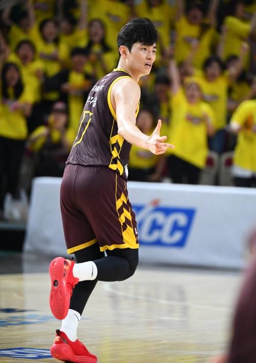 유기상(창원 LG)이 지난 15일 2024~25 프로농구 챔피언결정 6차전에서 서울 SK를 상대로 3점을 넣고 세리머니하고 있다. KBL 제공